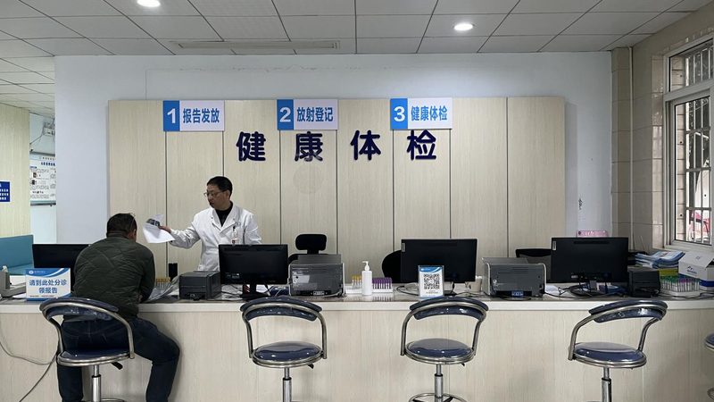 在选择婚前体检套餐时，应注意以下几点：